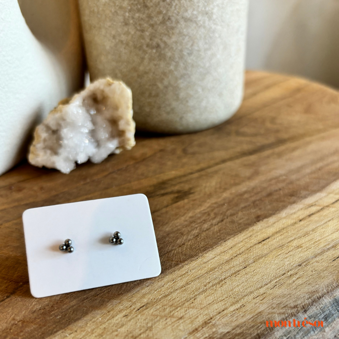 Three dots studs
