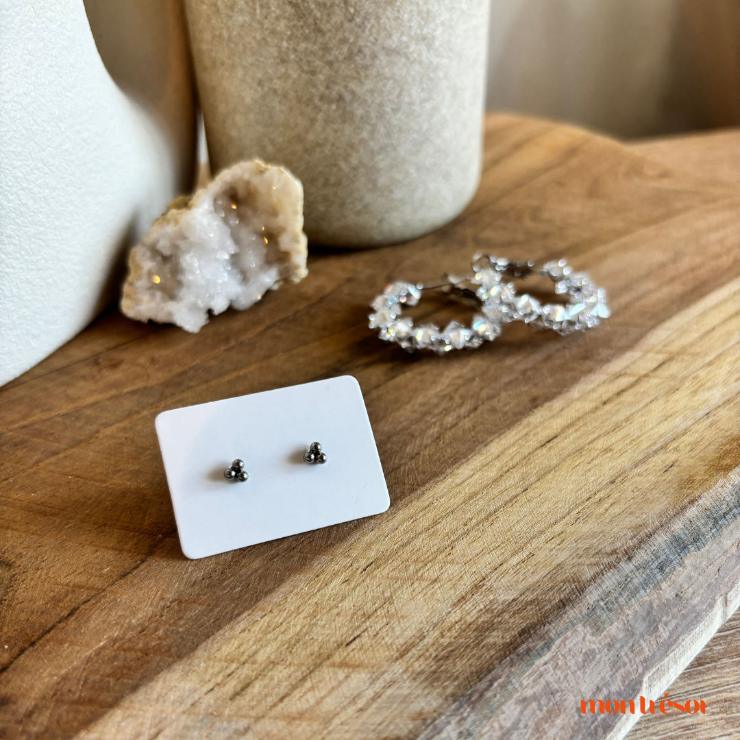 Three dots studs