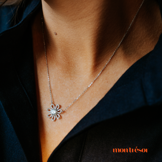 Elegant flower necklace